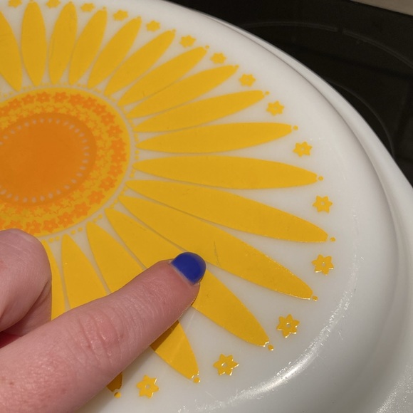 Vintage Pyrex Sunflower Casserole Dish - Picture 4 of 7